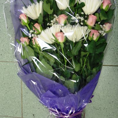 Bouquet of roses and chrysanthemums.